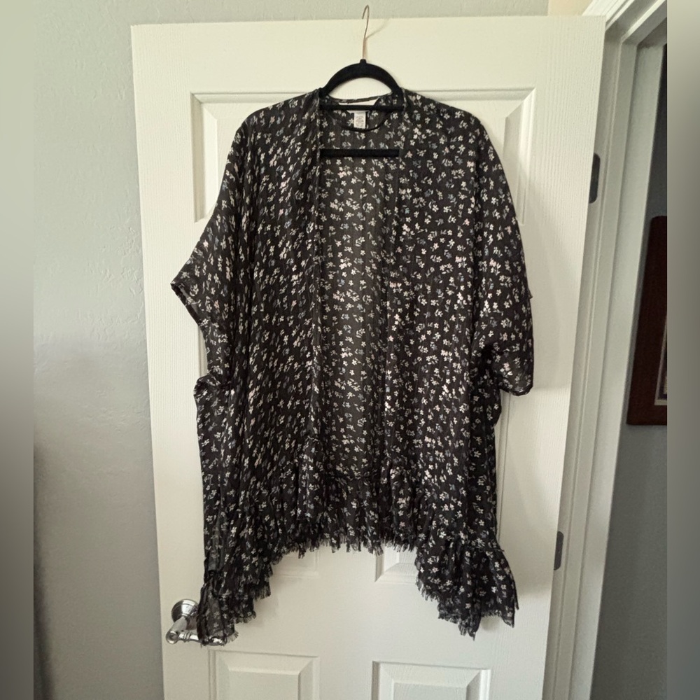 LC Lauren Conrad Black Floral Kimono
